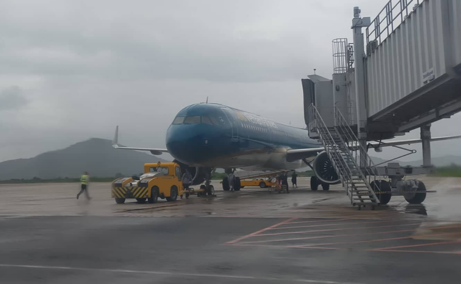 68 chuyến bay phải đổi hướng tránh bão số 15- Ảnh 1.