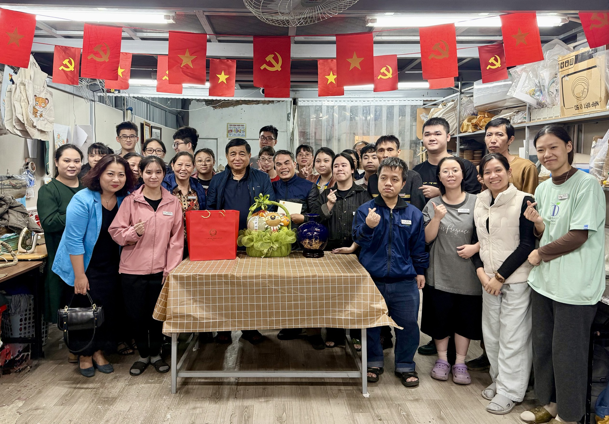 Phó Thủ tướng Nguyễn Chí Dũng thăm, tặng quà người khuyết tật- Ảnh 9. Phó Thủ tướng Nguyễn Chí Dũng thăm, tặng quà người khuyết tật- Ảnh 9.