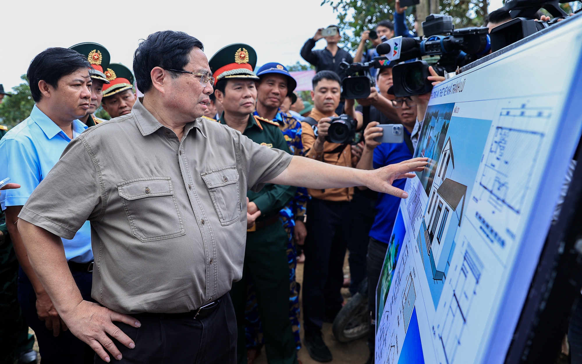 Thủ tướng: Triển khai "chiến dịch Quang Trung" thần tốc dựng lại nhà cho đồng bào bị thiên tai