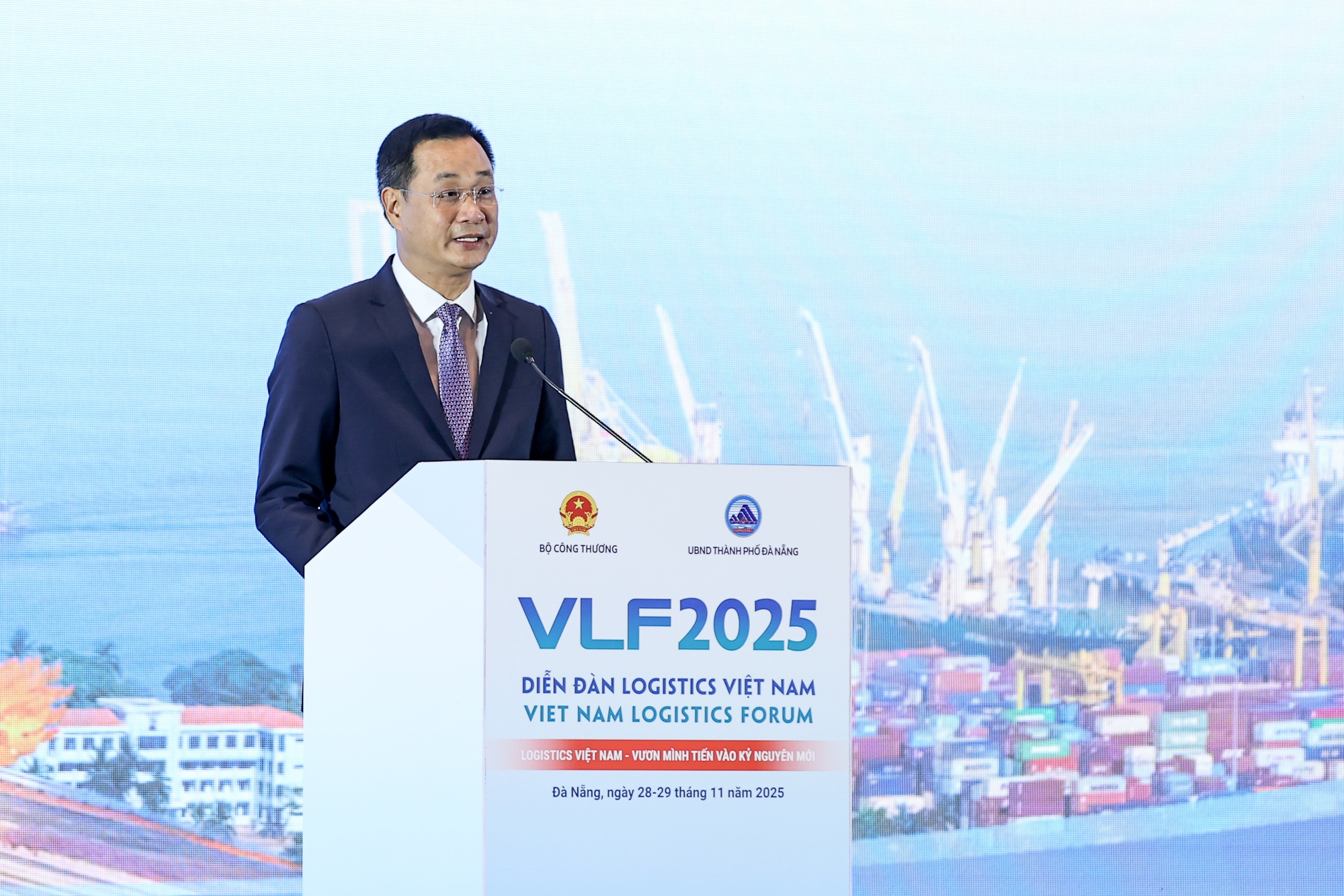 Thủ tướng: Đưa Việt Nam trở thành trung tâm dịch vụ logistics hàng đầu Đông Nam Á, châu Á và thế giới- Ảnh 6. Thủ tướng: Đưa Việt Nam trở thành trung tâm dịch vụ logistics hàng đầu Đông Nam Á, châu Á và thế giới- Ảnh 6.