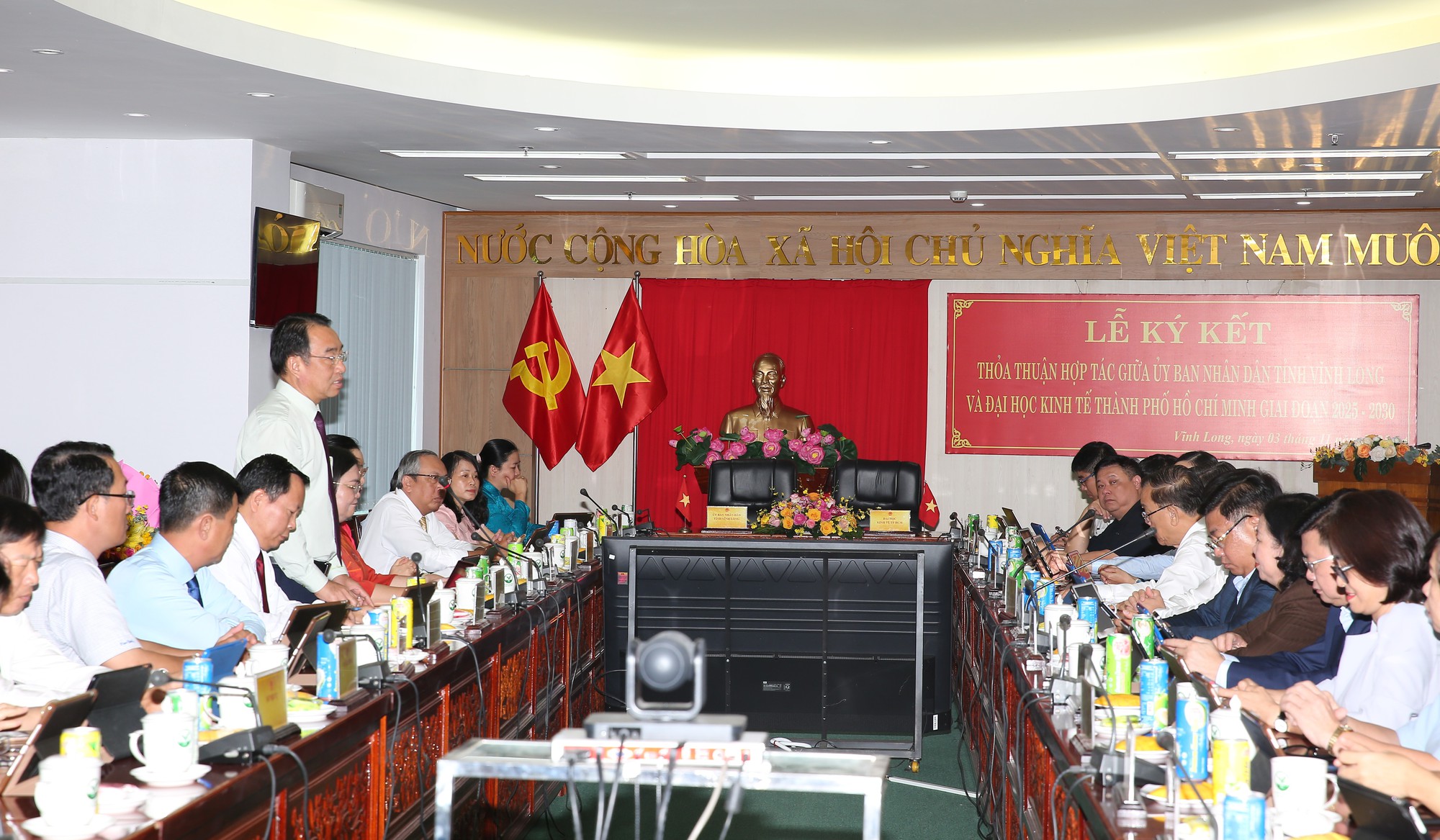 Vĩnh Long 'bắt tay' Đại học Kinh tế TPHCM: Hợp lực tri thức, mở hướng phát triển vùng- Ảnh 1.