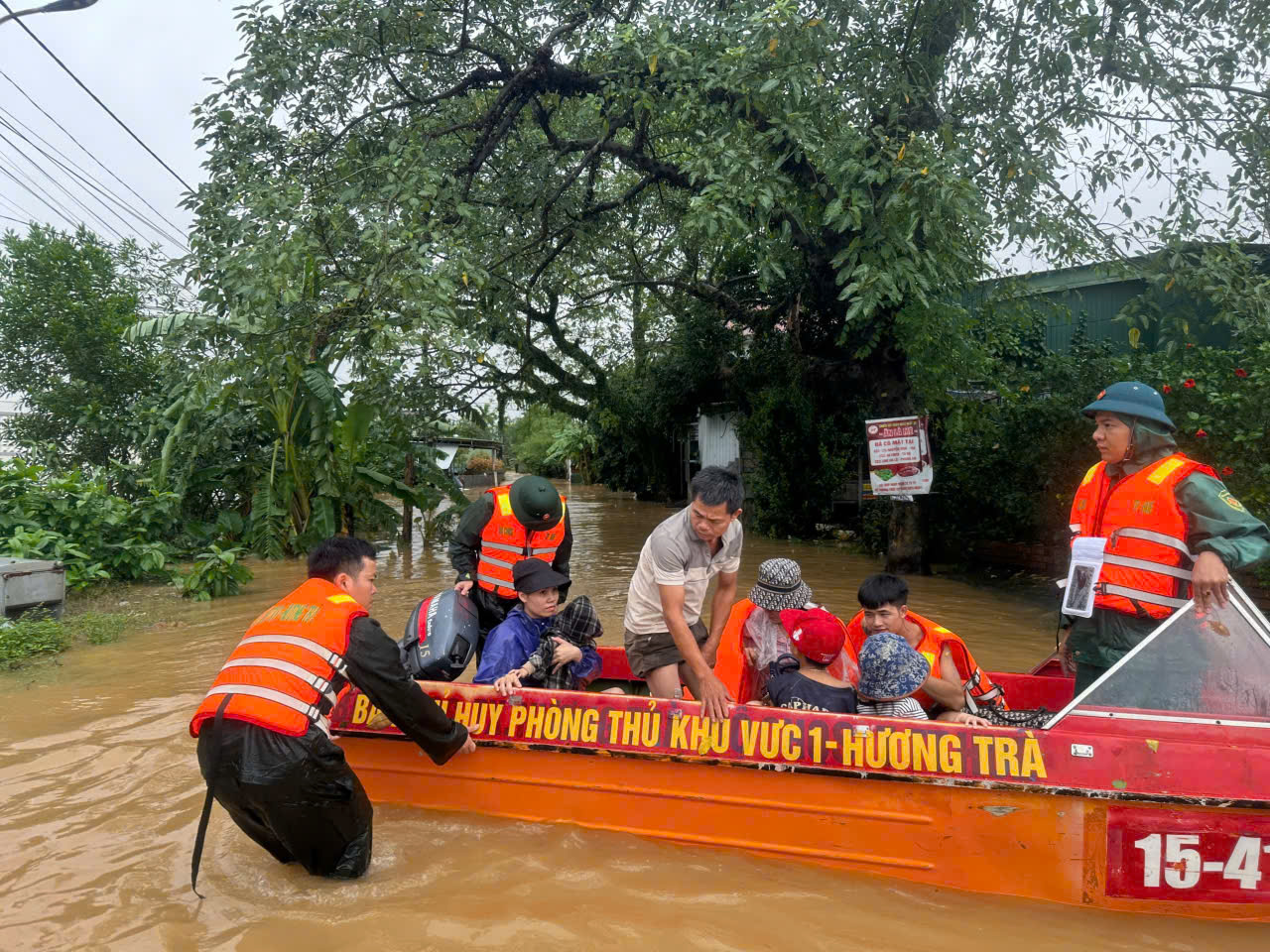 TP. Huế: Cảnh báo lũ đặc biệt lớn; sơ tán khẩn cấp nhiều hộ dân trong vùng ngập sâu- Ảnh 1. TP. Huế: Cảnh báo lũ đặc biệt lớn; sơ tán khẩn cấp nhiều hộ dân trong vùng ngập sâu- Ảnh 1.