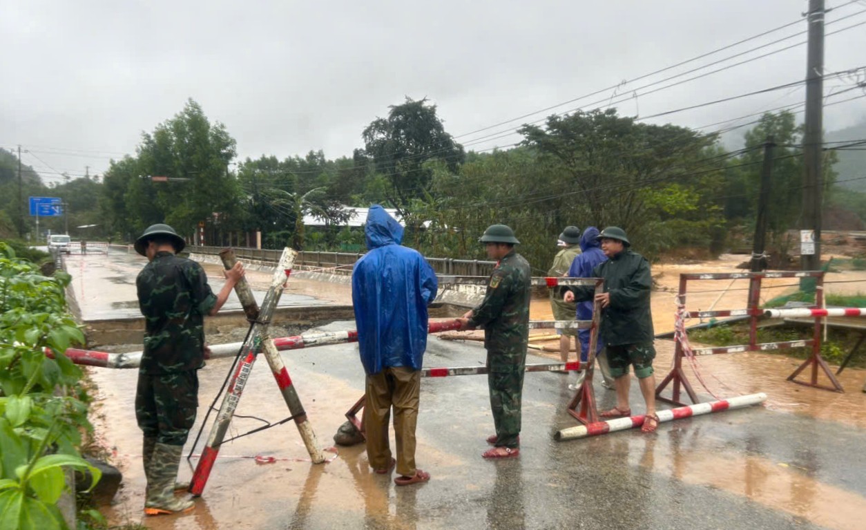 TP. Huế: Cảnh báo lũ đặc biệt lớn; sơ tán khẩn cấp nhiều hộ dân trong vùng ngập sâu- Ảnh 2. TP. Huế: Cảnh báo lũ đặc biệt lớn; sơ tán khẩn cấp nhiều hộ dân trong vùng ngập sâu- Ảnh 2.