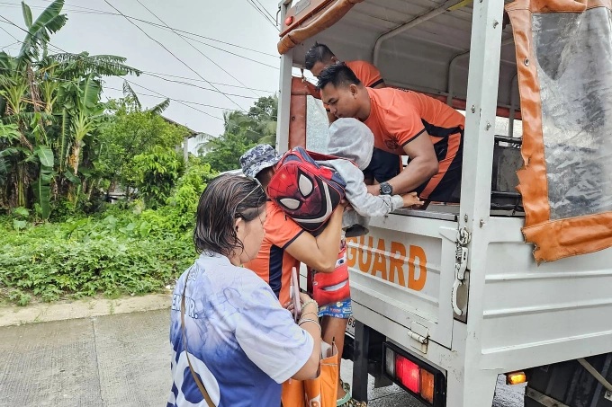 Bão Kalmaegi có thể đạt cấp siêu bão khi đổ bộ Philippines- Ảnh 1. Bão Kalmaegi có thể đạt cấp siêu bão khi đổ bộ Philippines- Ảnh 1.