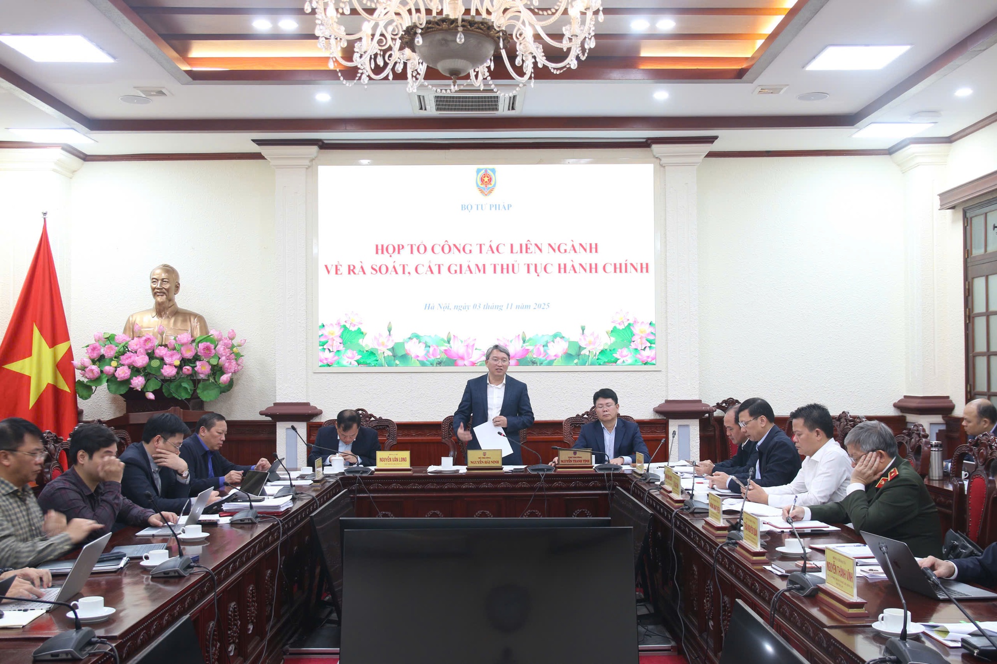 Nâng cao trách nhiệm người đứng đầu trong rà soát, cắt giảm, đơn giản hóa thủ tục hành chính- Ảnh 2.