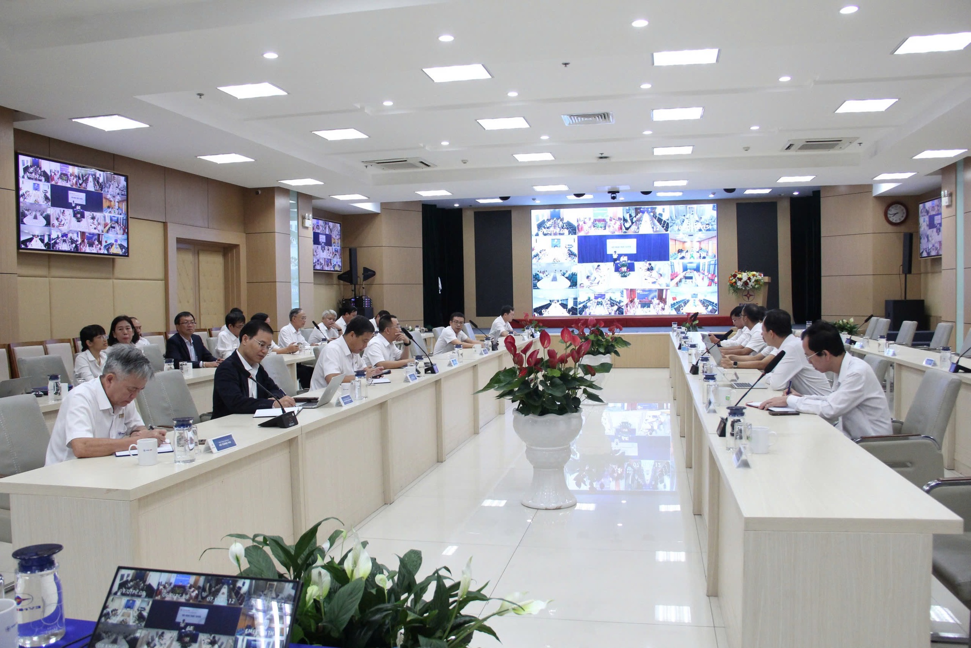 EVNCPC họp khẩn ứng phó mưa lũ và bão số 13- Ảnh 1.