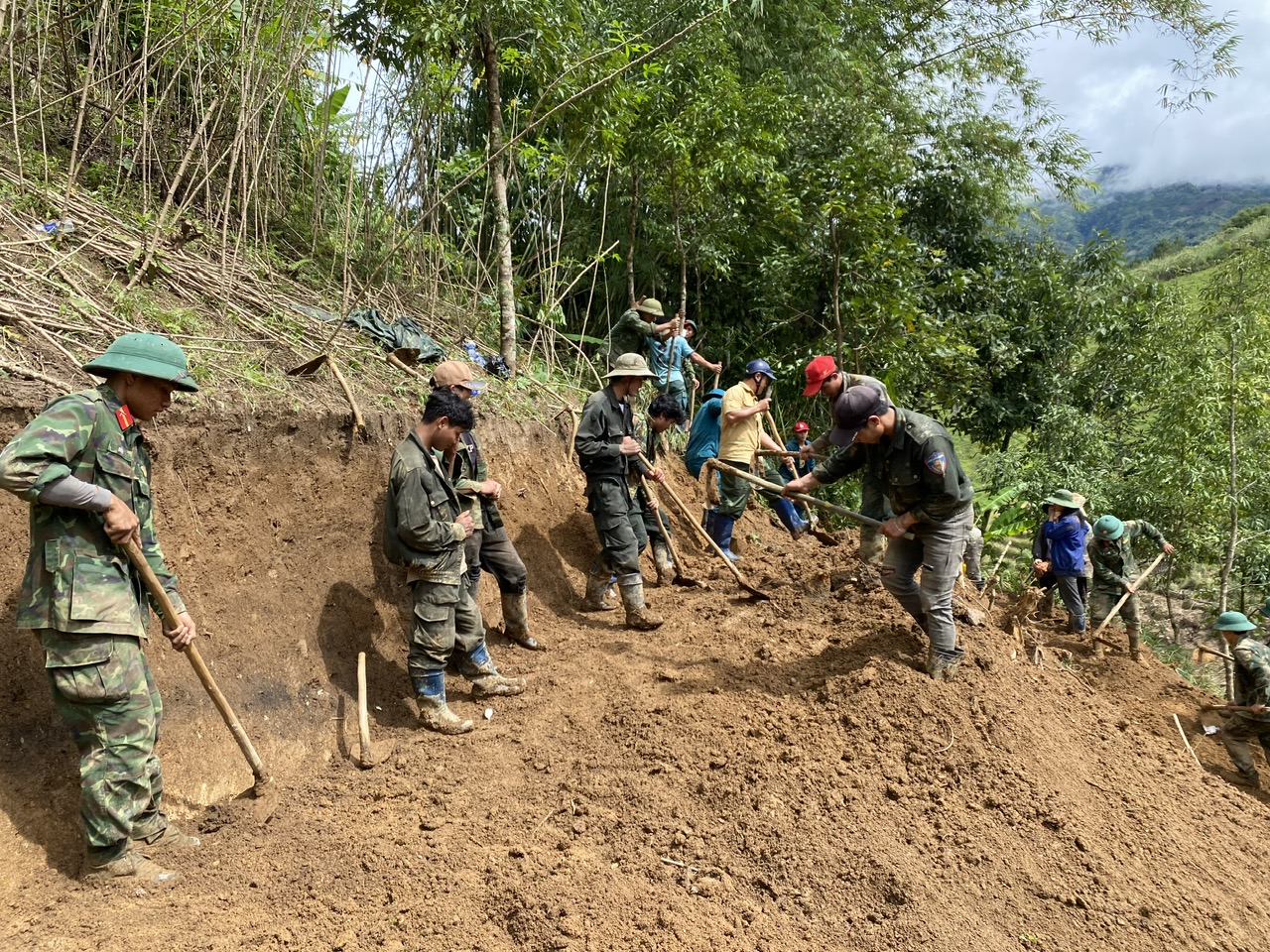 Quảng Ngãi: Hơn 2.000 người khắc phục sạt lở, mở  đường đến vùng trồng sâm Ngọc Linh- Ảnh 2.