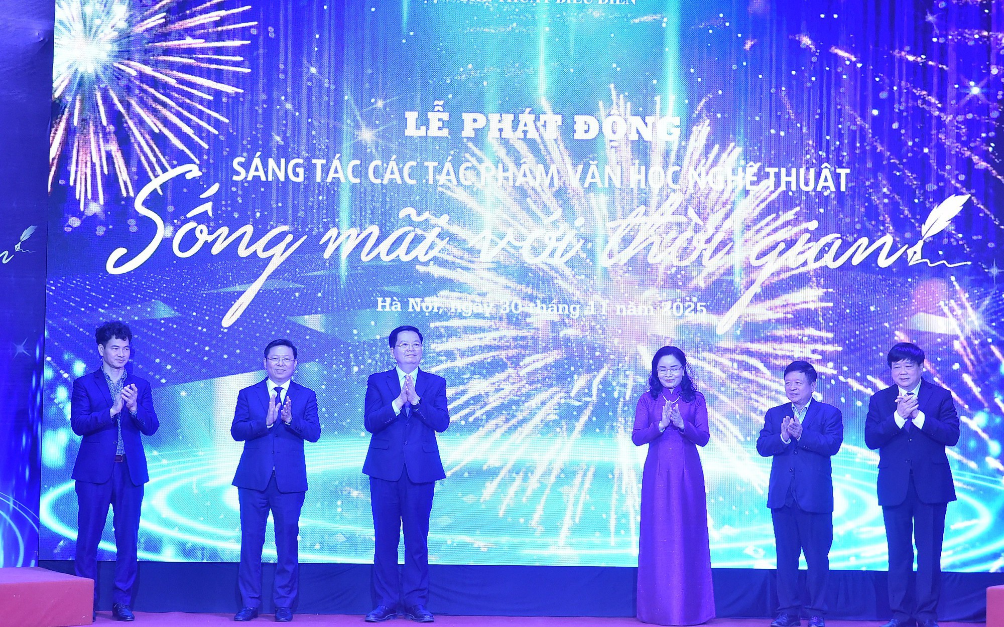 Phát động sáng tác tác phẩm văn học, nghệ thuật 'Sống mãi với thời gian'