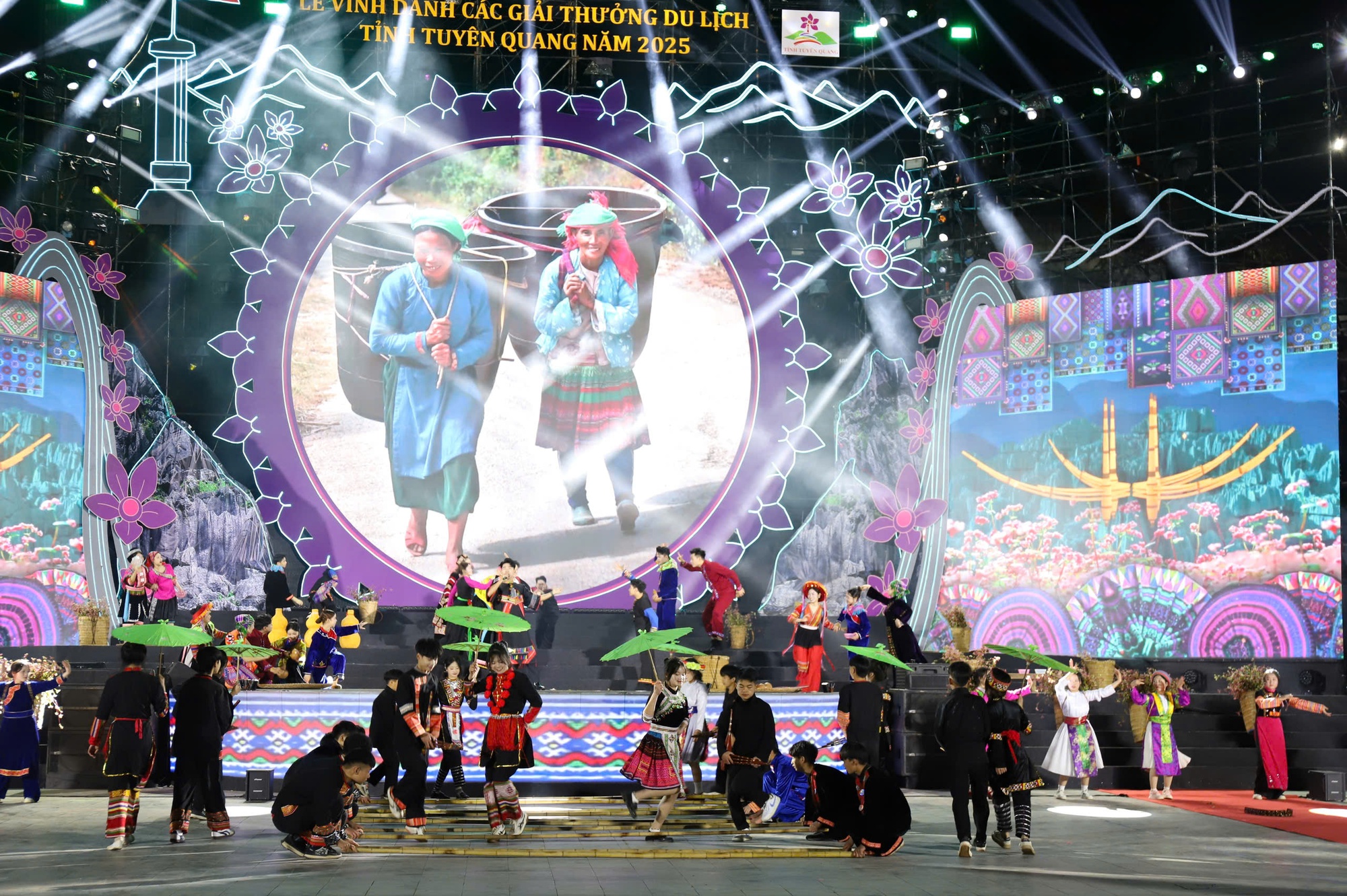 Tuyên Quang vinh danh các danh hiệu du lịch 2025: Khát vọng bứt phá từ miền đá nở hoa- Ảnh 2.