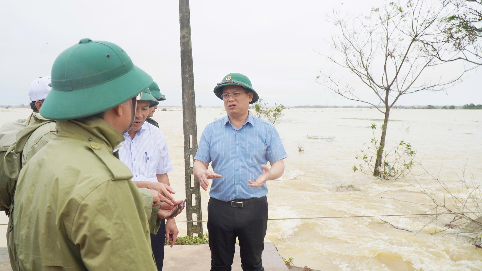 TP Huế: Bộ đội, dân quân khẩn trương khắc phục sự cố vỡ đê do mưa lũ- Ảnh 2. TP Huế: Bộ đội, dân quân khẩn trương khắc phục sự cố vỡ đê do mưa lũ- Ảnh 2.