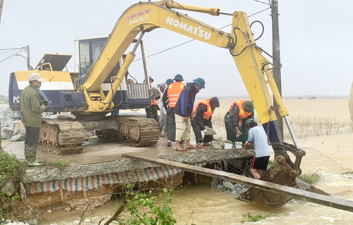 TP Huế: Bộ đội, dân quân khẩn trương khắc phục sự cố vỡ đê do mưa lũ- Ảnh 3. TP Huế: Bộ đội, dân quân khẩn trương khắc phục sự cố vỡ đê do mưa lũ- Ảnh 3.