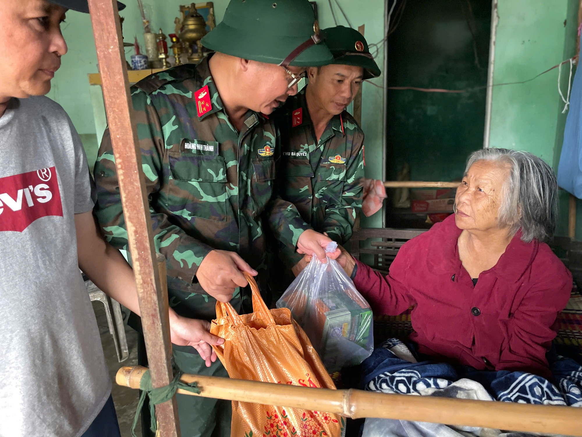 Thắm tình quân dân nơi vùng lũ Quế Phước, Đà Nẵng- Ảnh 2.