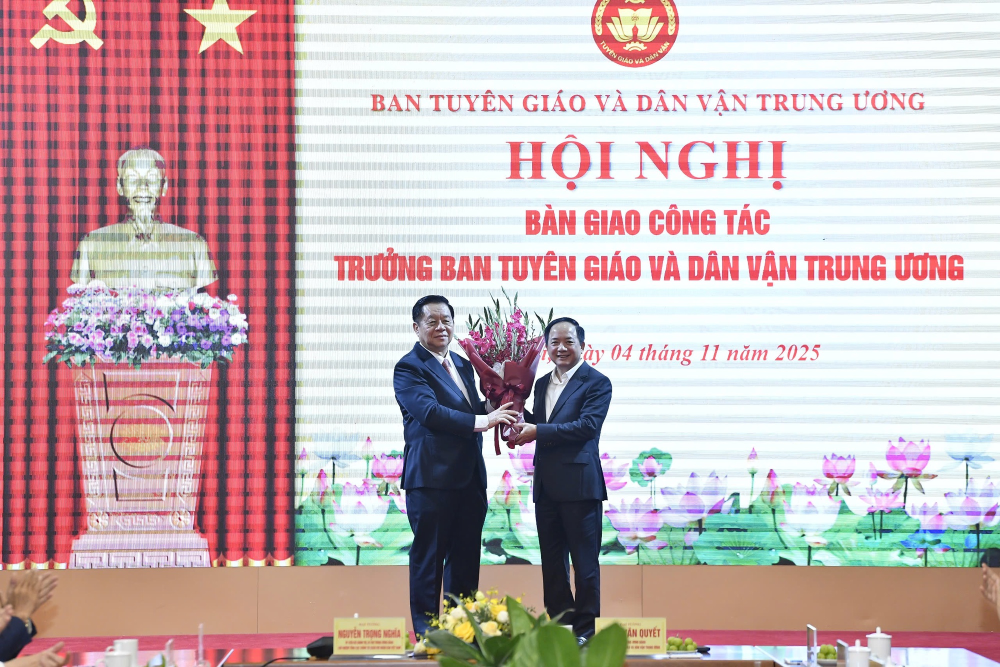 Bàn giao công tác Trưởng ban Tuyên giáo và Dân vận Trung ương- Ảnh 7. Bàn giao công tác Trưởng ban Tuyên giáo và Dân vận Trung ương- Ảnh 7.