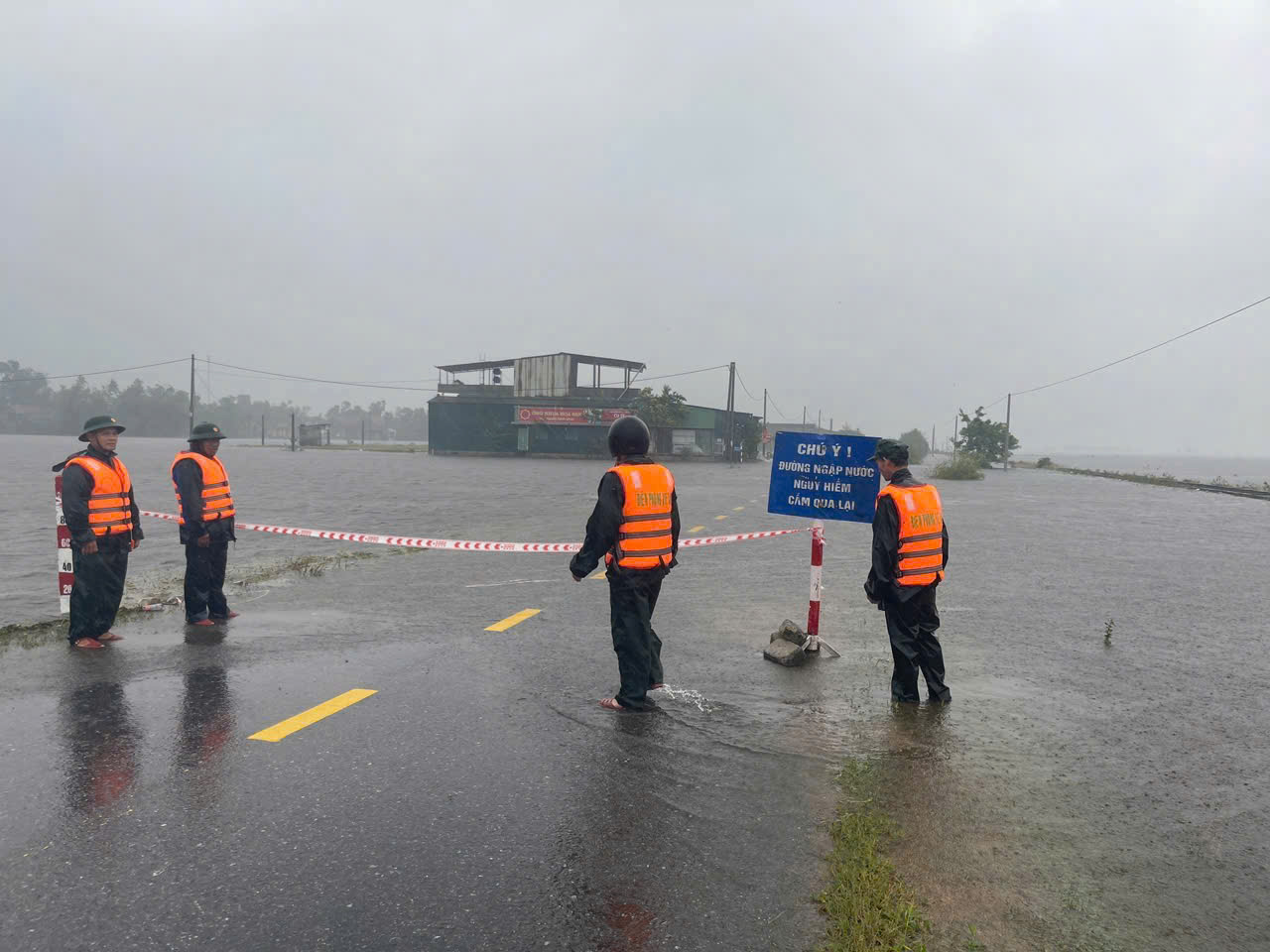 Quảng Trị: Mưa lũ làm 7 người chết, 2 người mất tích, nhiều khu vực vẫn bị chia cắt- Ảnh 1. Quảng Trị: Mưa lũ làm 7 người chết, 2 người mất tích, nhiều khu vực vẫn bị chia cắt- Ảnh 1.