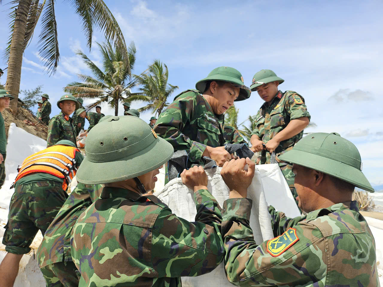 Nỗ lực dựng kè chắn sóng, bảo vệ bờ biển Hội An trước bão Kalmaegi- Ảnh 5.