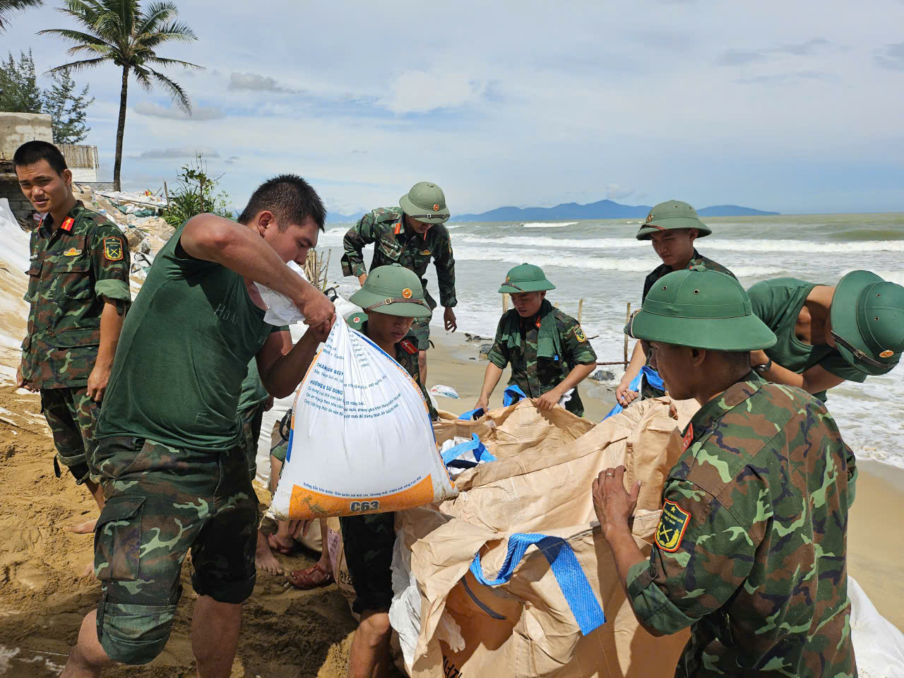 Nỗ lực dựng kè chắn sóng, bảo vệ bờ biển Hội An trước bão Kalmaegi- Ảnh 4.