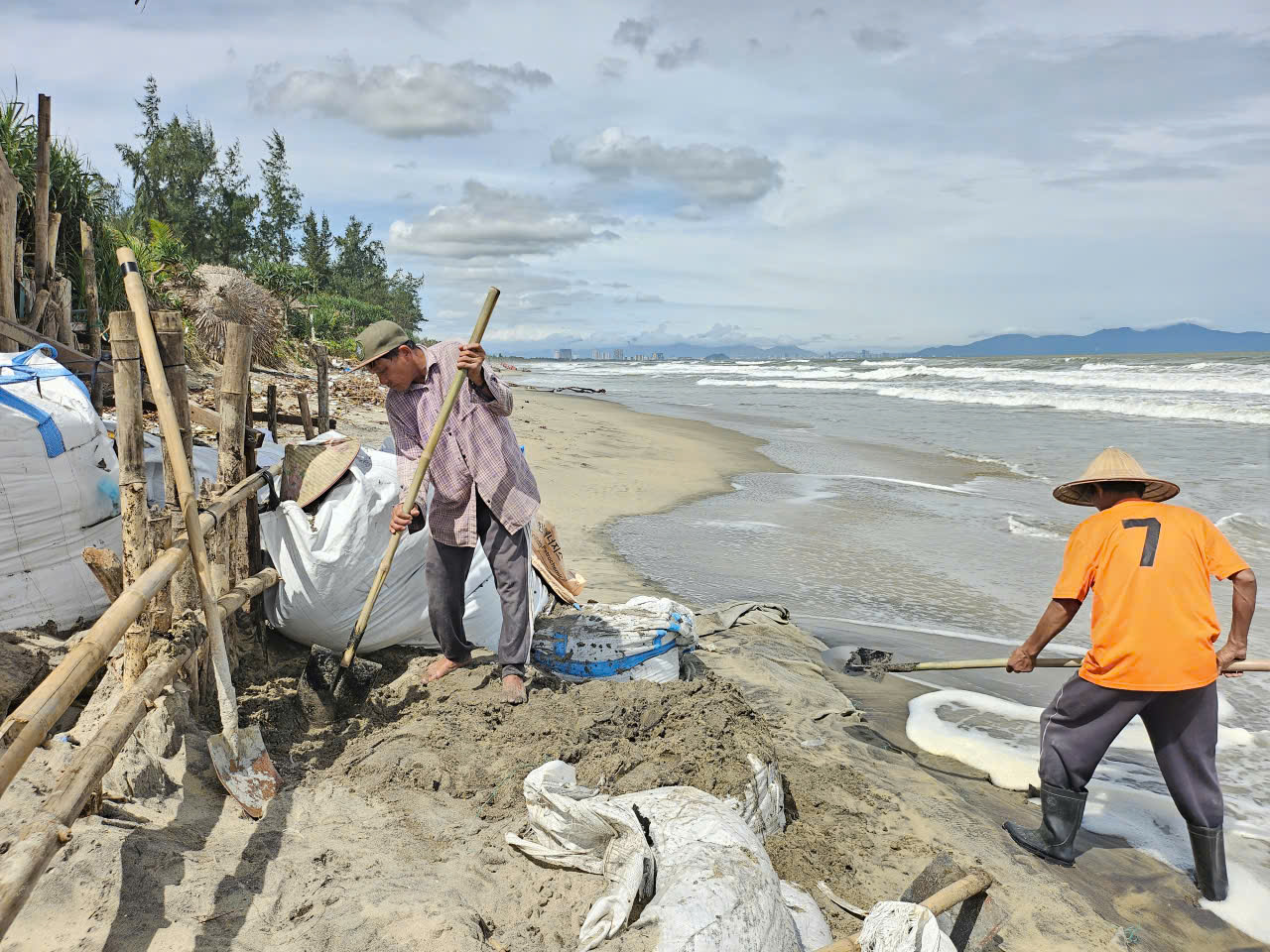 Nỗ lực dựng kè chắn sóng, bảo vệ bờ biển Hội An trước bão Kalmaegi- Ảnh 9.