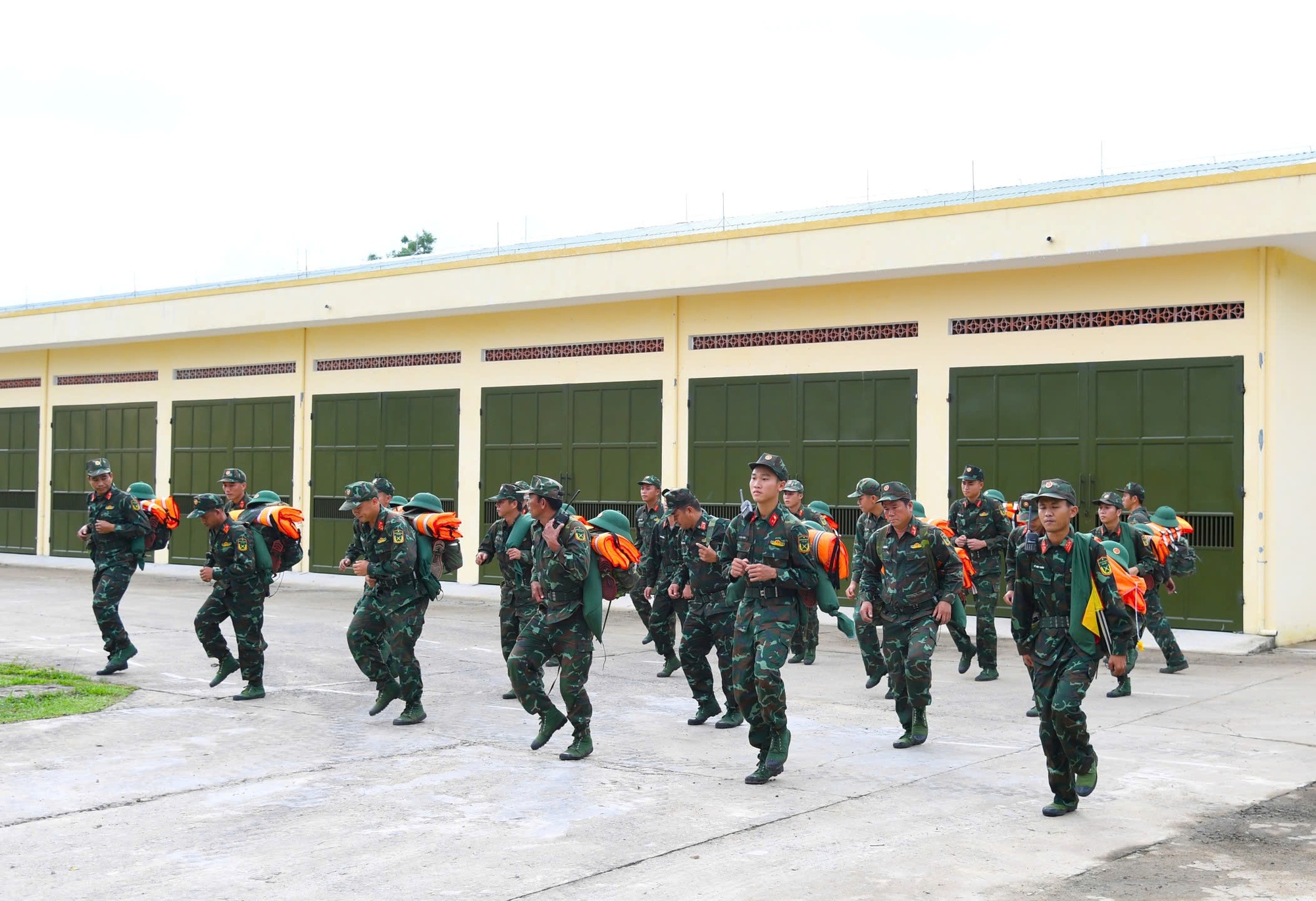Lãnh đạo Quân khu 5 trực tiếp chỉ đạo ứng phó bão Kalmaegi tại các địa phương- Ảnh 2.