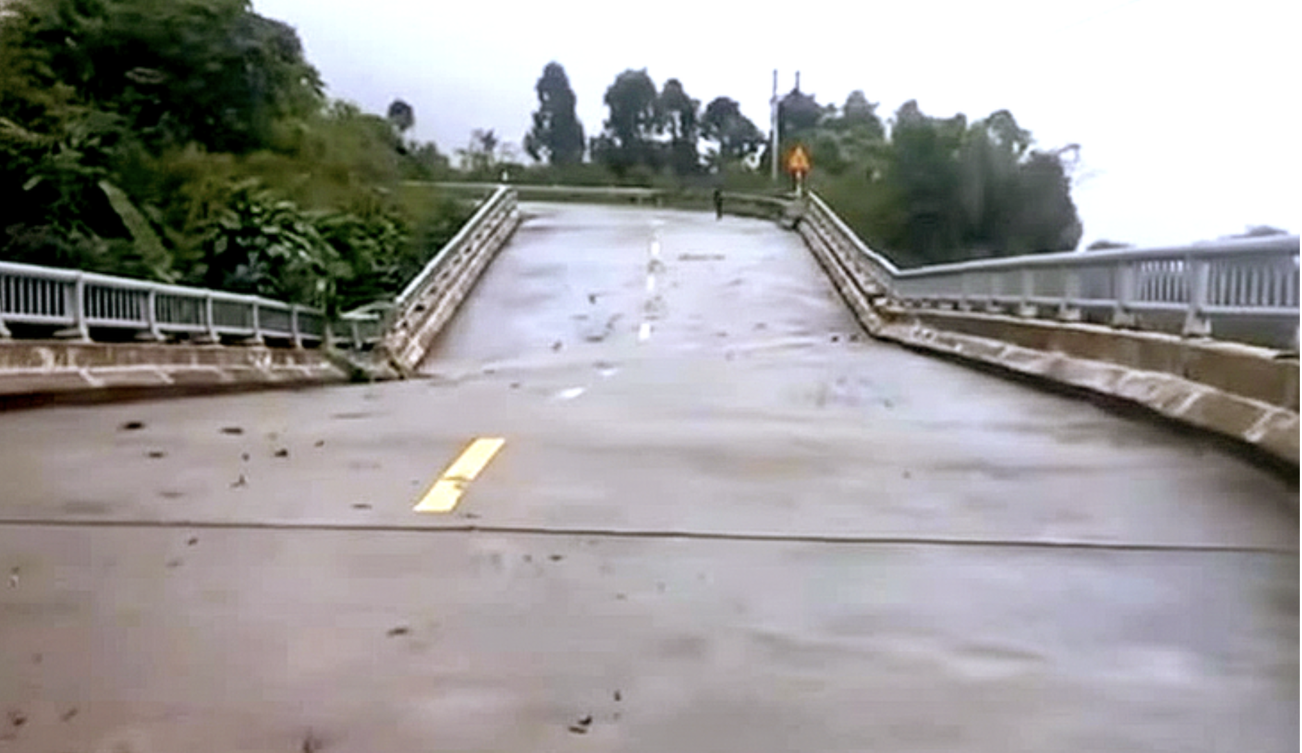 Công bố tình huống khẩn cấp thiên tai gây hư hỏng cầu trên đường Hồ Chí Minh- Ảnh 1. Công bố tình huống khẩn cấp thiên tai gây hư hỏng cầu trên đường Hồ Chí Minh- Ảnh 1.