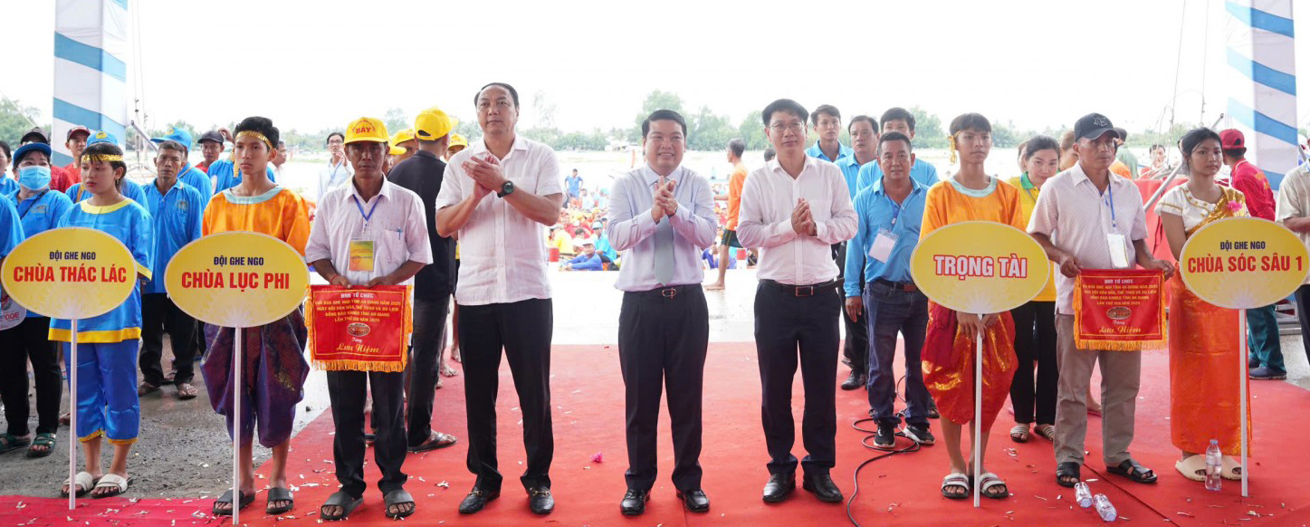 Tôn vinh bản sắc, thắt chặt tình đoàn kết các dân tộc An Giang- Ảnh 1.