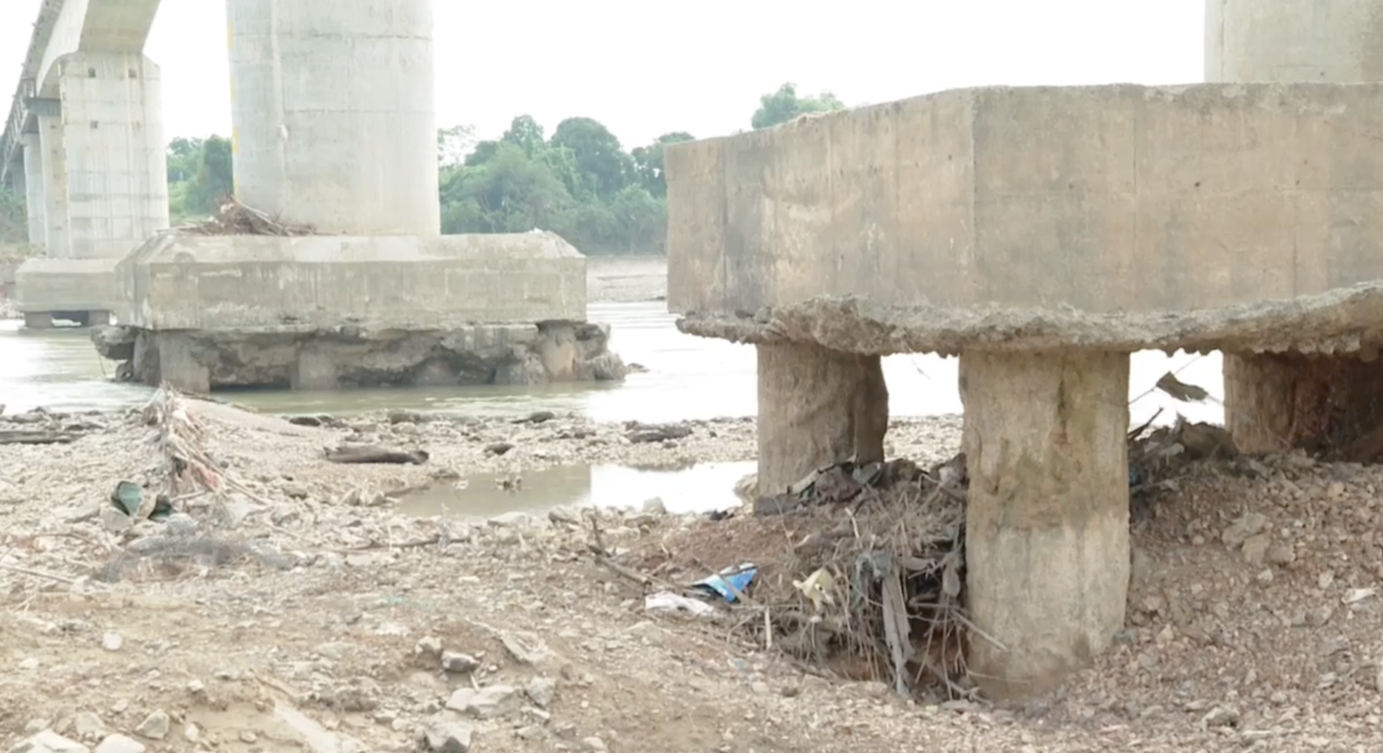 Cầu Sông Lô xuống cấp nghiêm trọng, Bộ Xây dựng yêu cầu kiểm định chất lượng công trình - Ảnh 1.