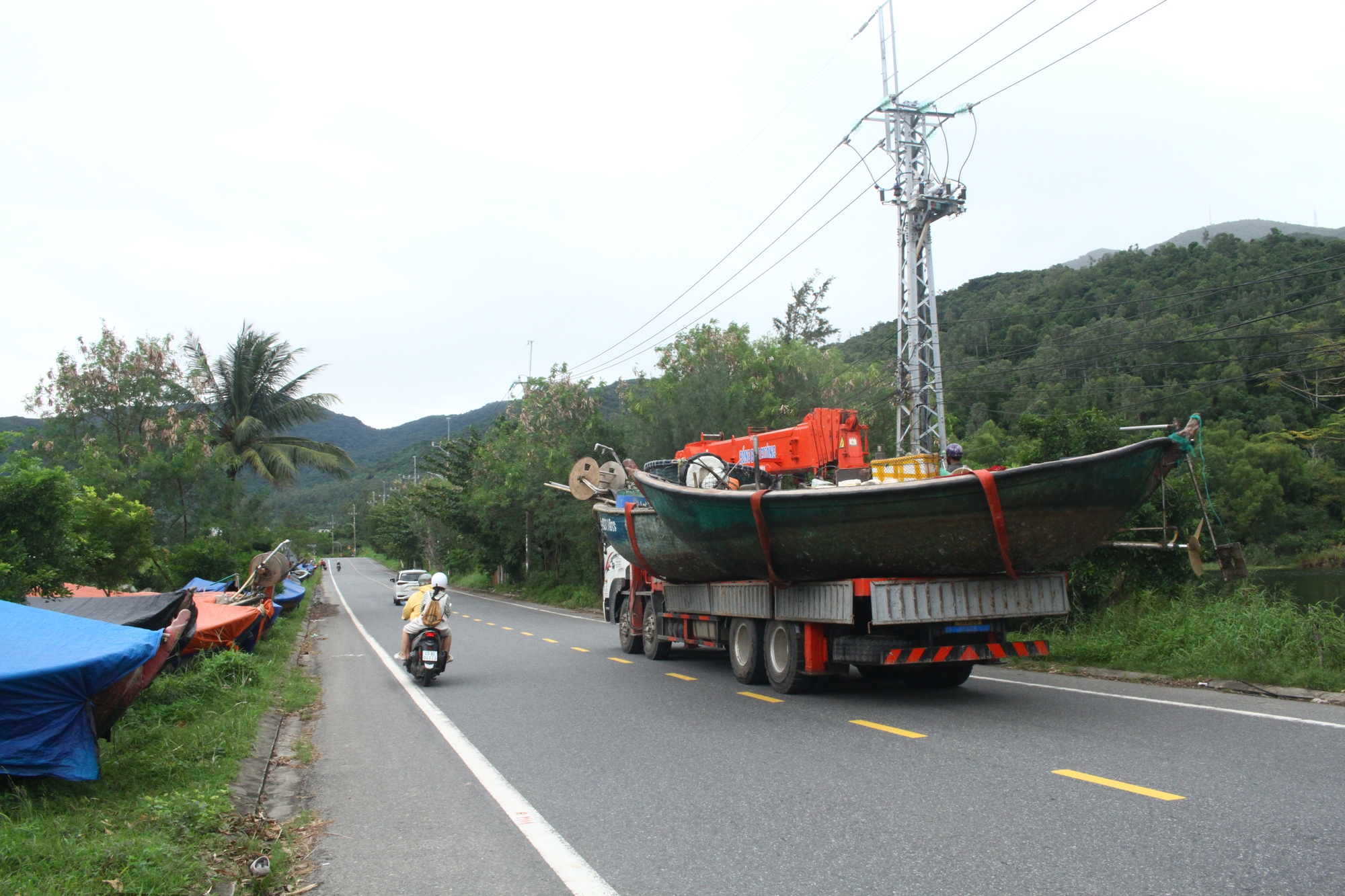Chùm ảnh: Người dân miền Trung hối hả ứng phó bão số 13 (Kalmaegi)- Ảnh 2. Chùm ảnh: Người dân miền Trung hối hả ứng phó bão số 13 (Kalmaegi)- Ảnh 2.