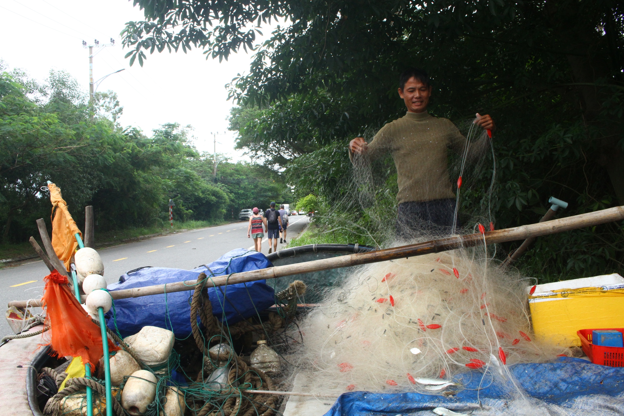 Chùm ảnh: Người dân miền Trung hối hả ứng phó bão số 13 (Kalmaegi)- Ảnh 4. Chùm ảnh: Người dân miền Trung hối hả ứng phó bão số 13 (Kalmaegi)- Ảnh 4.
