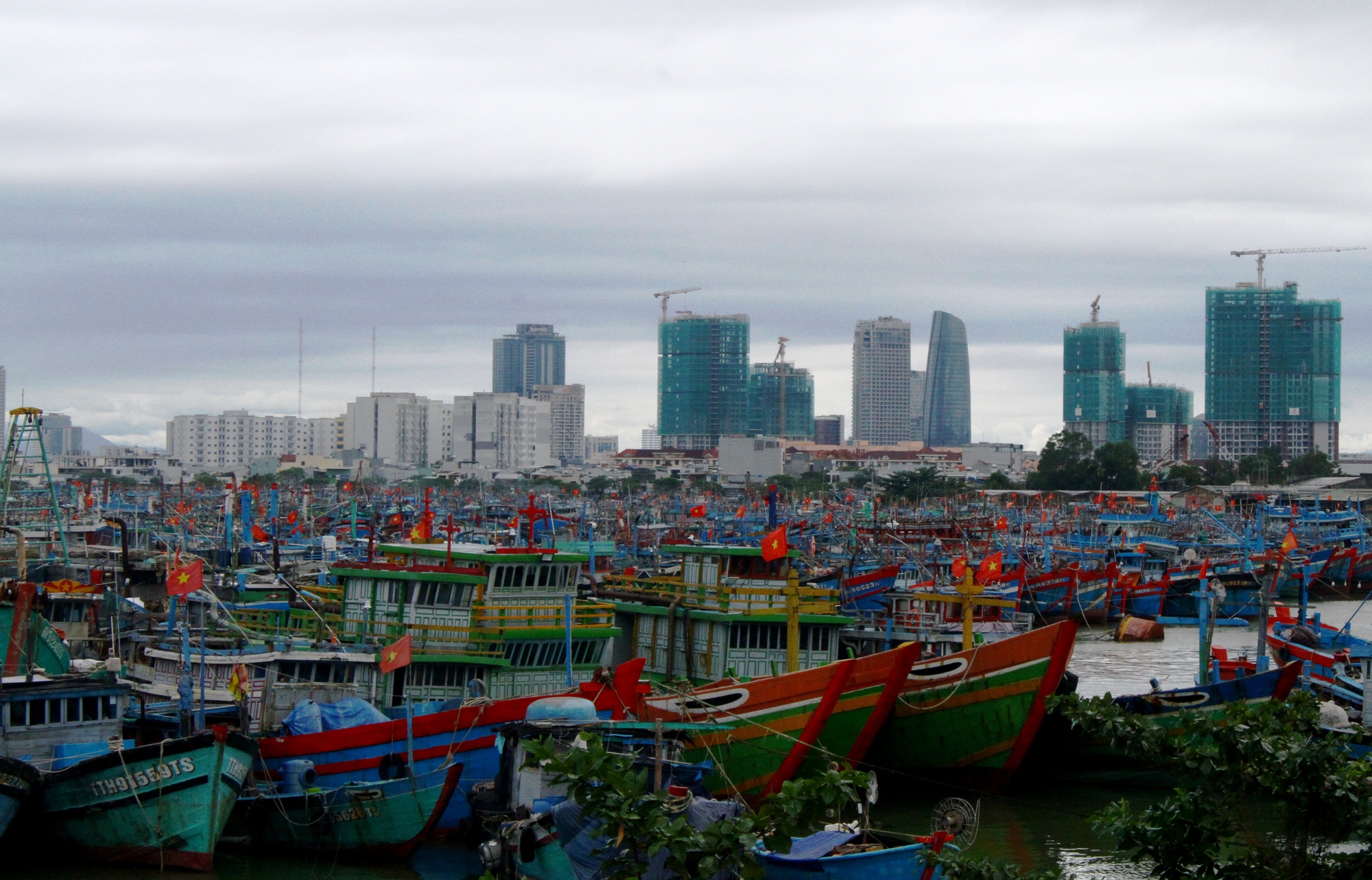 Chùm ảnh: Người dân miền Trung hối hả ứng phó bão số 13 (Kalmaegi)- Ảnh 1. Chùm ảnh: Người dân miền Trung hối hả ứng phó bão số 13 (Kalmaegi)- Ảnh 1.