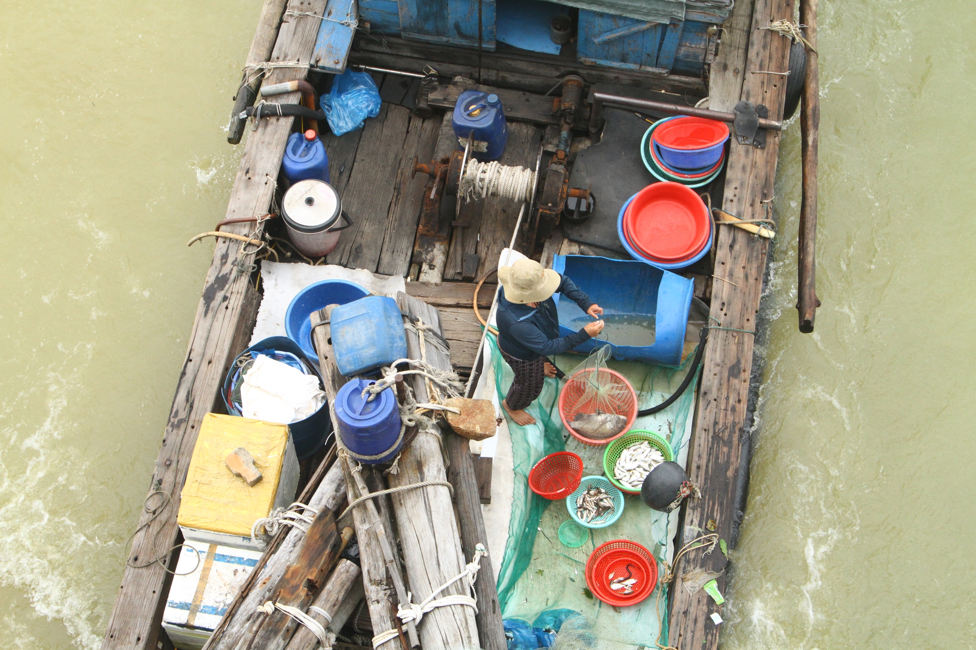 Chùm ảnh: Người dân miền Trung hối hả ứng phó bão số 13 (Kalmaegi)- Ảnh 6. Chùm ảnh: Người dân miền Trung hối hả ứng phó bão số 13 (Kalmaegi)- Ảnh 6.