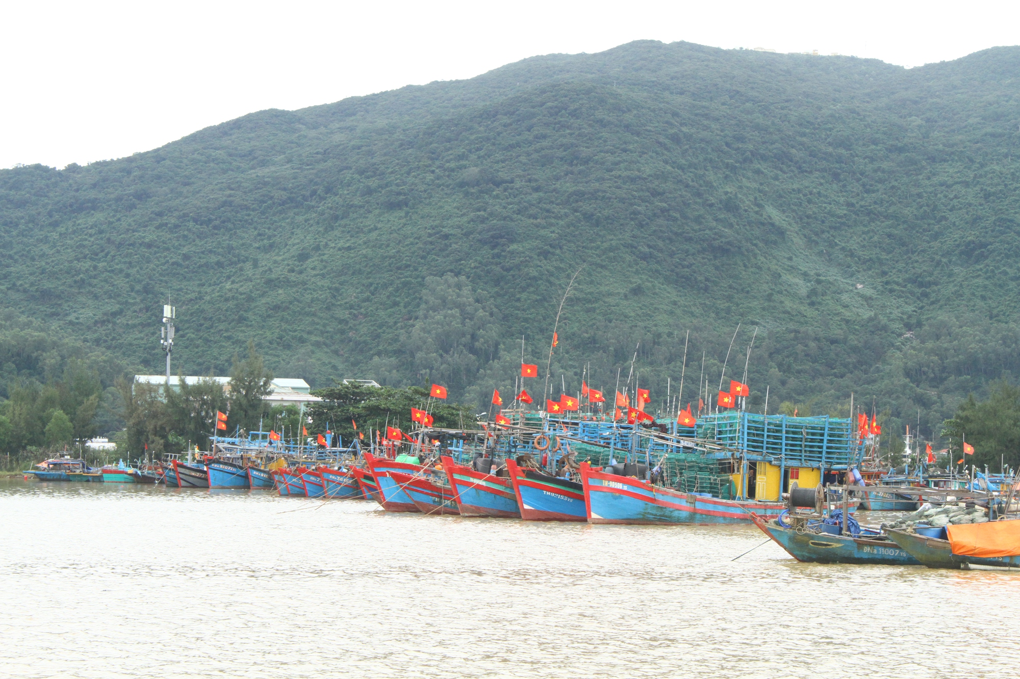 Chùm ảnh: Người dân miền Trung hối hả ứng phó bão số 13 (Kalmaegi)- Ảnh 8. Chùm ảnh: Người dân miền Trung hối hả ứng phó bão số 13 (Kalmaegi)- Ảnh 8.