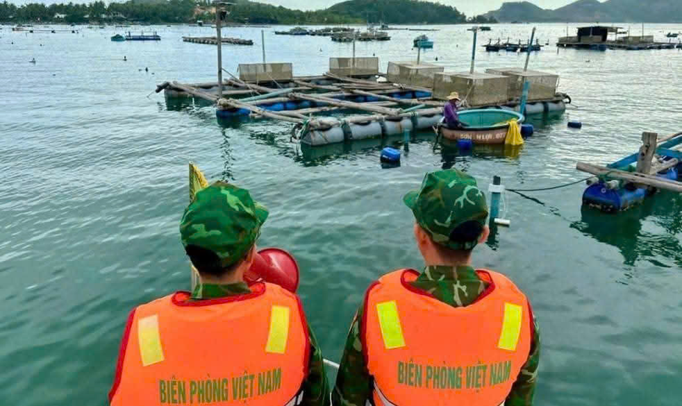 Chùm ảnh: Người dân miền Trung hối hả ứng phó bão số 13 (Kalmaegi)- Ảnh 10. Chùm ảnh: Người dân miền Trung hối hả ứng phó bão số 13 (Kalmaegi)- Ảnh 10.