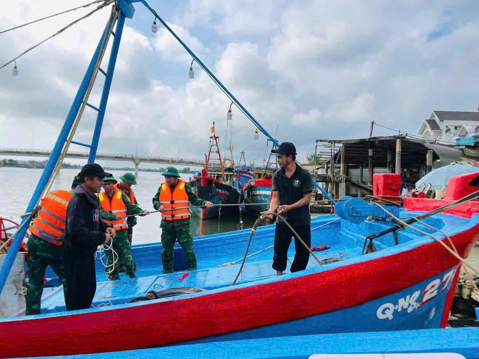 Quảng Ngãi: Lực lượng Biên phòng hỗ trợ ngư dân phòng chống bão số 13- Ảnh 1.