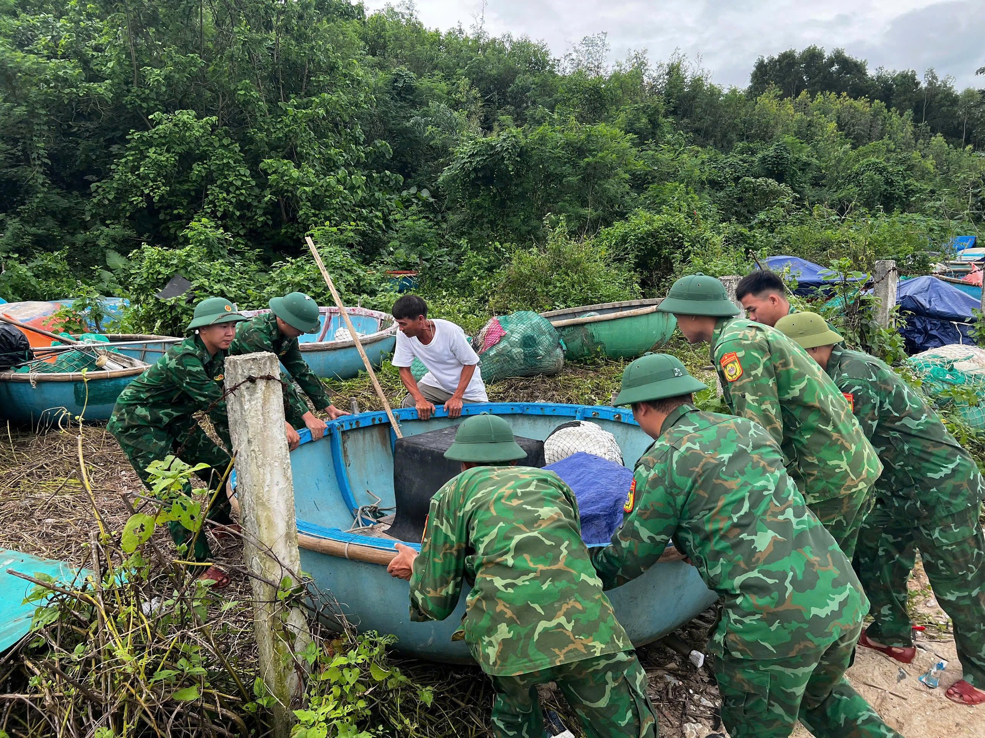 Quảng Ngãi: Lực lượng Biên phòng hỗ trợ ngư dân phòng chống bão số 13- Ảnh 2.