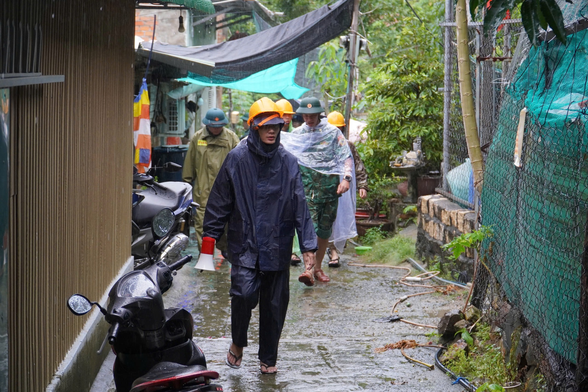 Khánh Hòa triển khai đồng bộ biện pháp bảo vệ người dân trước bão số 13- Ảnh 2. Khánh Hòa triển khai đồng bộ biện pháp bảo vệ người dân trước bão số 13- Ảnh 2.