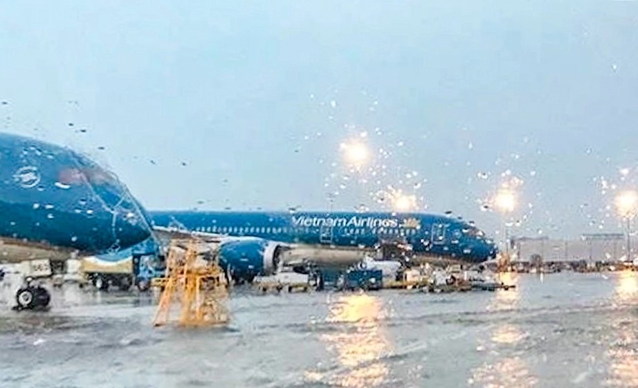6 sân bay tạm đóng cửa, hàng loạt chuyến bay bị hủy trước khi bão Kalmaegi đổ bộ- Ảnh 1.