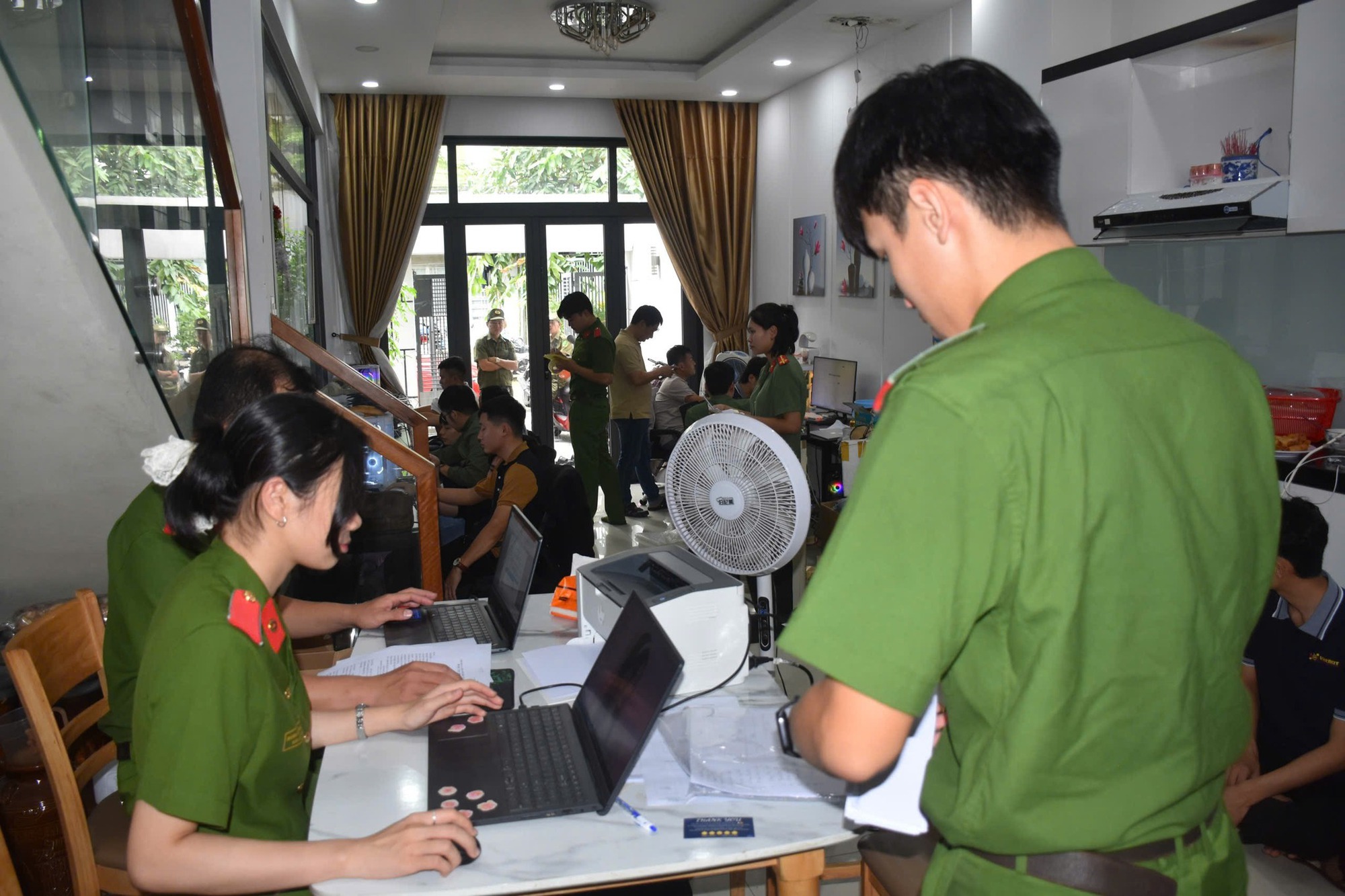 Đà Nẵng: Xóa đường dây cho thuê tài khoản mạng xã hội để lừa đảo, đánh bạc- Ảnh 1.