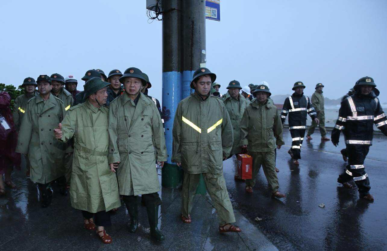 Phó Thủ tướng Trần Hồng Hà kiểm tra, rà soát công tác ứng phó ngay trước khi bão số 13 đổ bộ- Ảnh 8. Phó Thủ tướng Trần Hồng Hà kiểm tra, rà soát công tác ứng phó ngay trước khi bão số 13 đổ bộ- Ảnh 8.