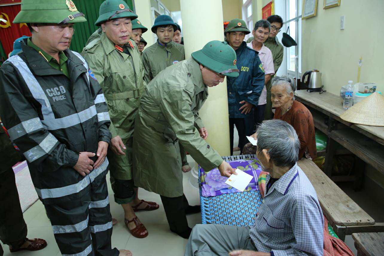 Phó Thủ tướng Trần Hồng Hà kiểm tra, rà soát công tác ứng phó ngay trước khi bão số 13 đổ bộ- Ảnh 5. Phó Thủ tướng Trần Hồng Hà kiểm tra, rà soát công tác ứng phó ngay trước khi bão số 13 đổ bộ- Ảnh 5.