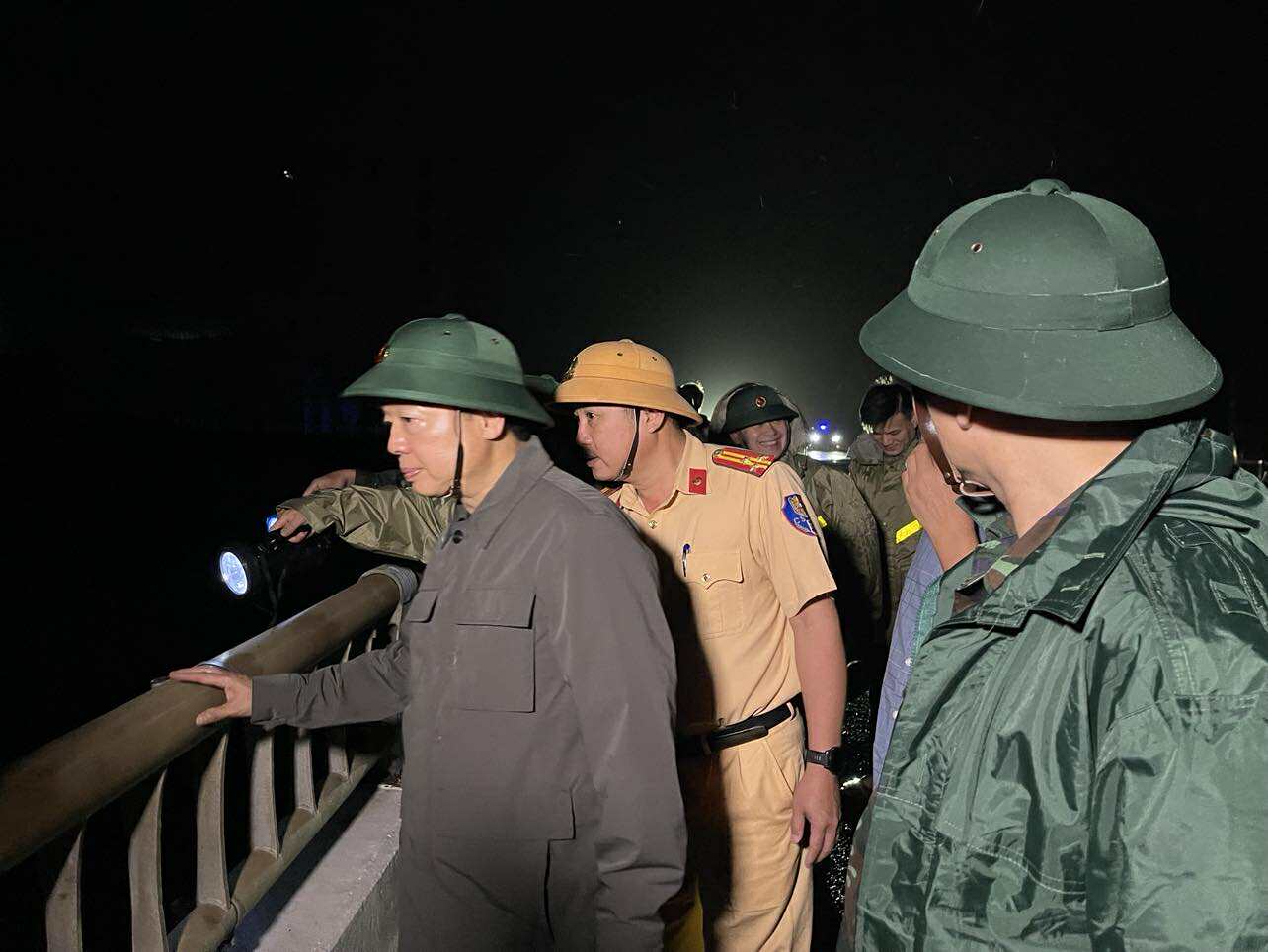 Phó Thủ tướng Trần Hồng Hà thị sát khu vực Quy Nhơn ngay trong đêm sau khi bão số 13 quét qua- Ảnh 2. Phó Thủ tướng Trần Hồng Hà thị sát khu vực Quy Nhơn ngay trong đêm sau khi bão số 13 quét qua- Ảnh 2.