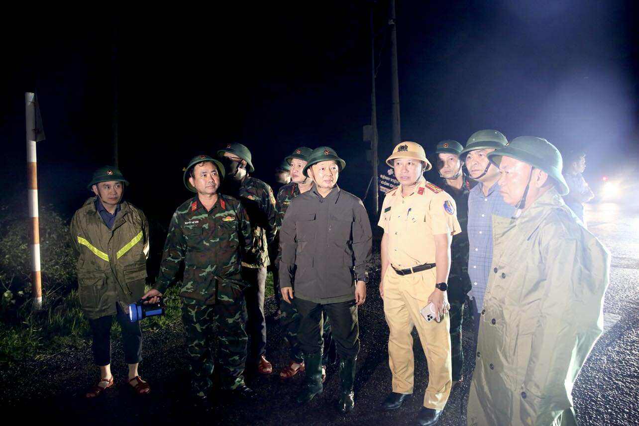 Phó Thủ tướng Trần Hồng Hà thị sát khu vực Quy Nhơn ngay trong đêm sau khi bão số 13 quét qua- Ảnh 4. Phó Thủ tướng Trần Hồng Hà thị sát khu vực Quy Nhơn ngay trong đêm sau khi bão số 13 quét qua- Ảnh 4.