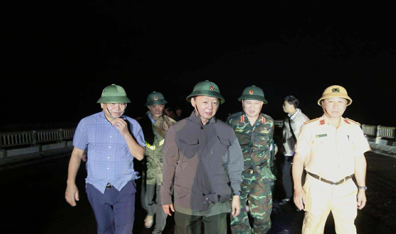 Phó Thủ tướng Trần Hồng Hà thị sát khu vực Quy Nhơn ngay trong đêm sau khi bão số 13 quét qua- Ảnh 1. Phó Thủ tướng Trần Hồng Hà thị sát khu vực Quy Nhơn ngay trong đêm sau khi bão số 13 quét qua- Ảnh 1.