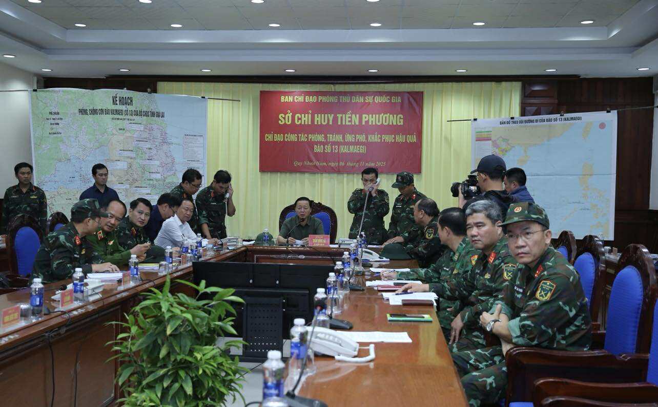 Phó Thủ tướng Trần Hồng Hà kiểm tra, rà soát công tác ứng phó ngay trước khi bão số 13 đổ bộ- Ảnh 10. Phó Thủ tướng Trần Hồng Hà kiểm tra, rà soát công tác ứng phó ngay trước khi bão số 13 đổ bộ- Ảnh 10.