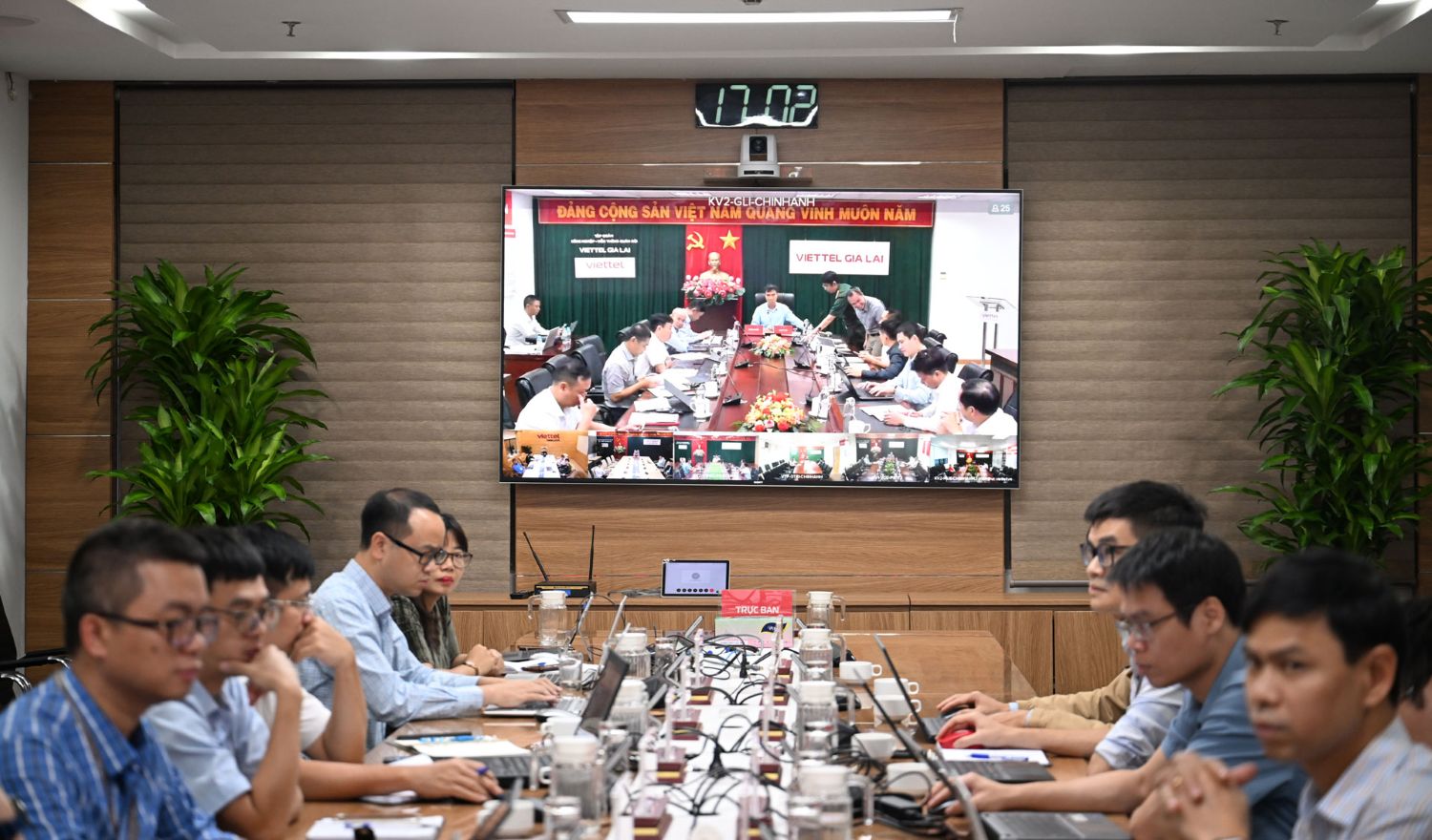 Viettel kích hoạt mạng lưới ứng phó bão số 13 đảm bảo thông tin phục vụ chỉ huy cứu hộ- Ảnh 1. Viettel kích hoạt mạng lưới ứng phó bão số 13 đảm bảo thông tin phục vụ chỉ huy cứu hộ- Ảnh 1.