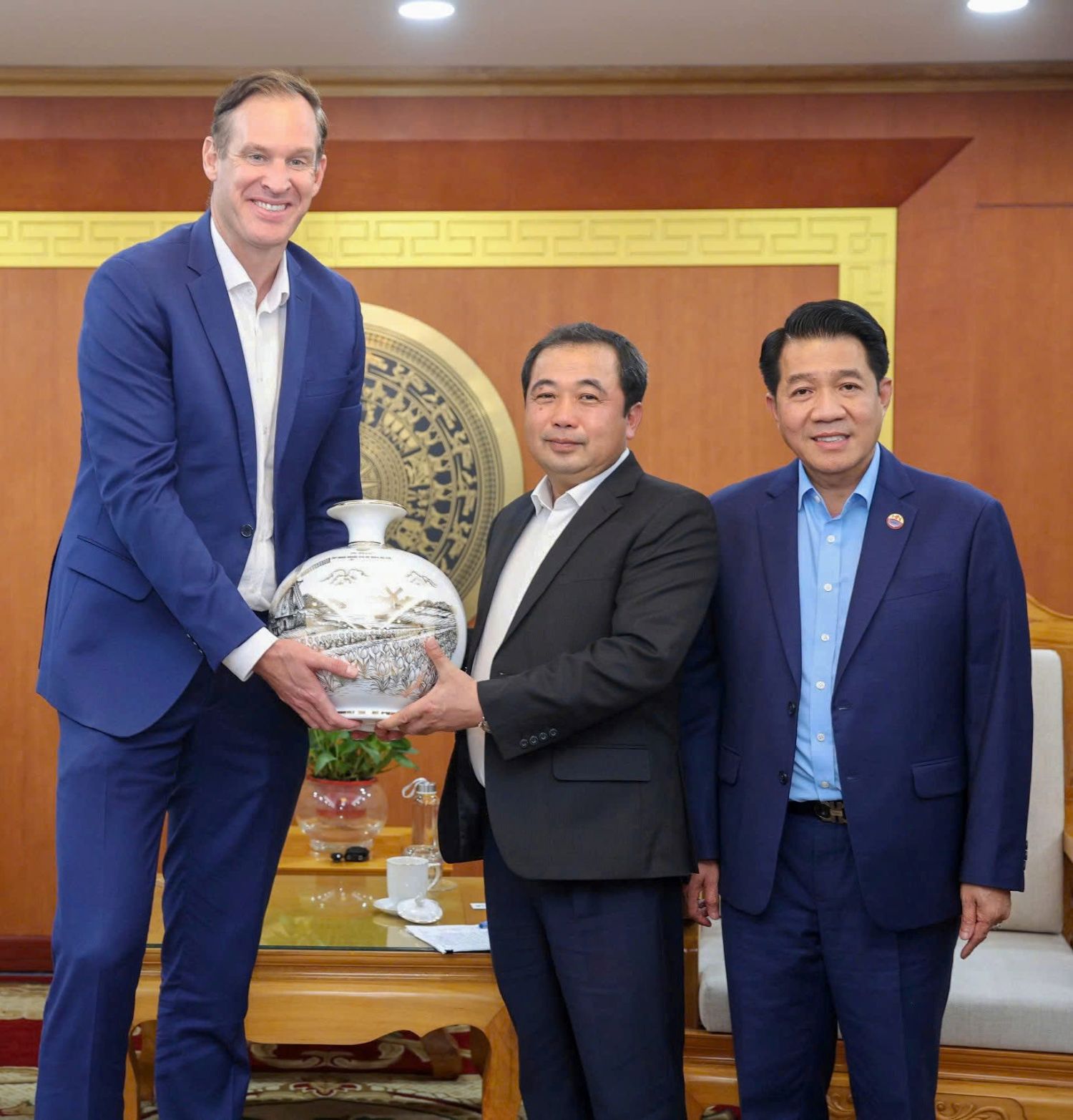 Bộ trưởng Trần Đức Thắng: Hợp tác De Heus-Hùng Nhơn - hình mẫu tiêu biểu cho liên kết chuỗi giá trị nông nghiệp - Ảnh 1. Bộ trưởng Trần Đức Thắng: Hợp tác De Heus-Hùng Nhơn - hình mẫu tiêu biểu cho liên kết chuỗi giá trị nông nghiệp - Ảnh 1.