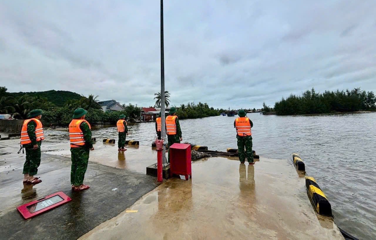 TP. Huế: Gần 6.000 cán bộ, chiến sĩ sẵn sàng cơ động ứng phó bão số 13- Ảnh 3. TP. Huế: Gần 6.000 cán bộ, chiến sĩ sẵn sàng cơ động ứng phó bão số 13- Ảnh 3.