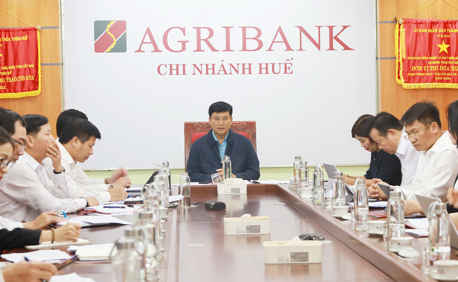 Agribank hỗ trợ khắc phục thiệt hại do mưa bão, đồng hành cùng người dân miền Trung vượt khó- Ảnh 4.