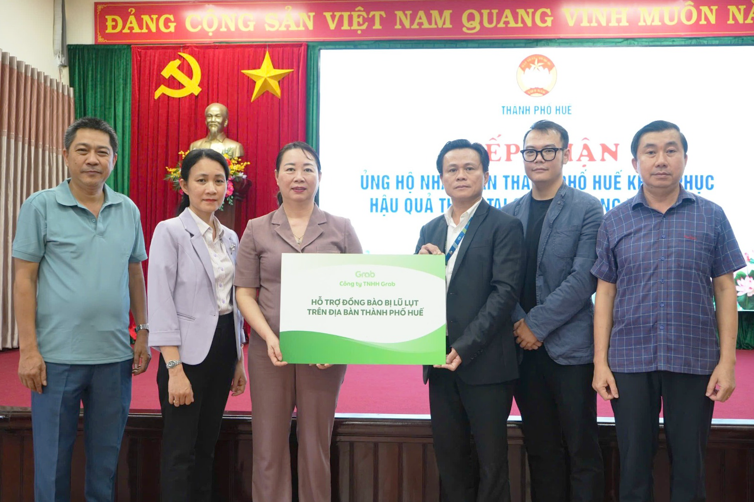 Grab Việt Nam hỗ trợ tài xế tại Huế, Đà Nẵng chi phí sửa xe ngập nước - Ảnh 1.