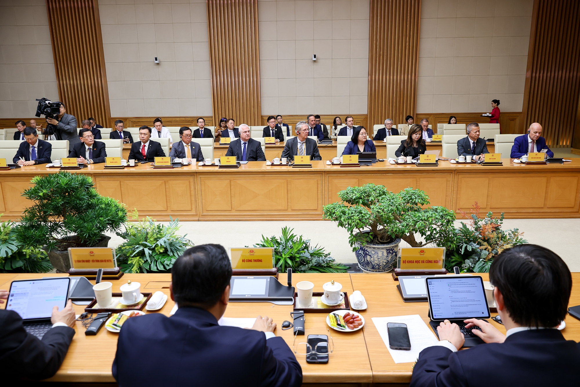 Thủ tướng: Việt Nam phấn đấu có nhà máy chip bán dẫn đầu tiên trong năm 2026- Ảnh 12. Thủ tướng: Việt Nam phấn đấu có nhà máy chip bán dẫn đầu tiên trong năm 2026- Ảnh 12.