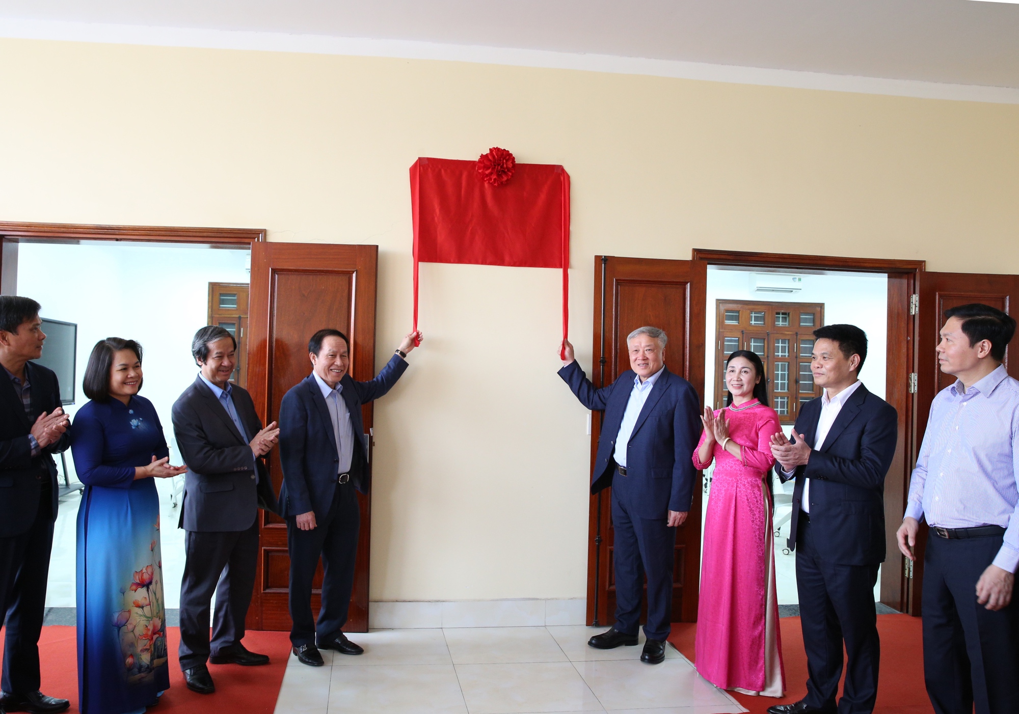 Phó Thủ tướng Thường trực Chính phủ Nguyễn Hòa Bình thăm Trường THPT Kiến An (Hải Phòng)- Ảnh 6. Phó Thủ tướng Thường trực Chính phủ Nguyễn Hòa Bình thăm Trường THPT Kiến An (Hải Phòng)- Ảnh 6.