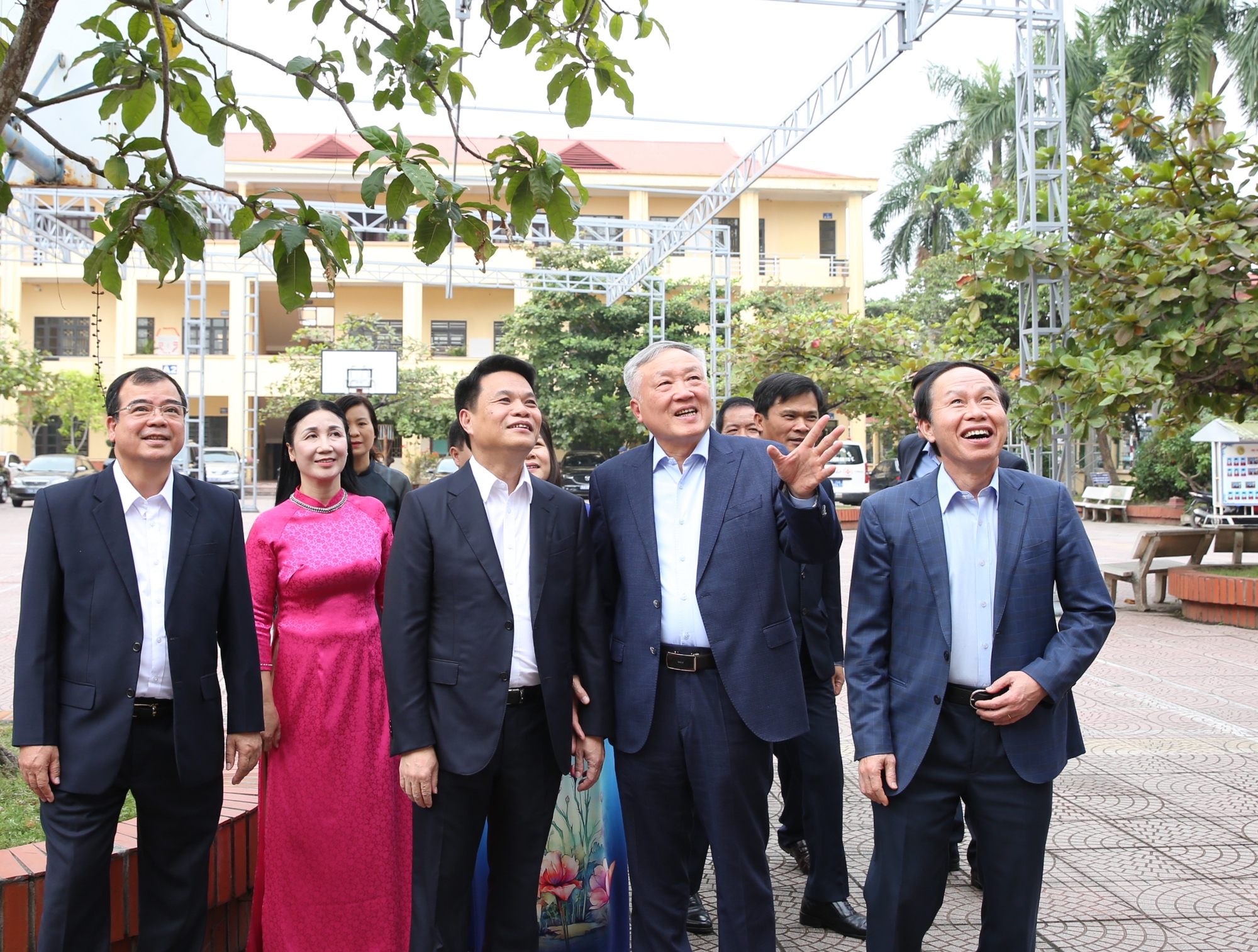 Phó Thủ tướng Thường trực Chính phủ Nguyễn Hòa Bình thăm Trường THPT Kiến An (Hải Phòng)- Ảnh 1. Phó Thủ tướng Thường trực Chính phủ Nguyễn Hòa Bình thăm Trường THPT Kiến An (Hải Phòng)- Ảnh 1.